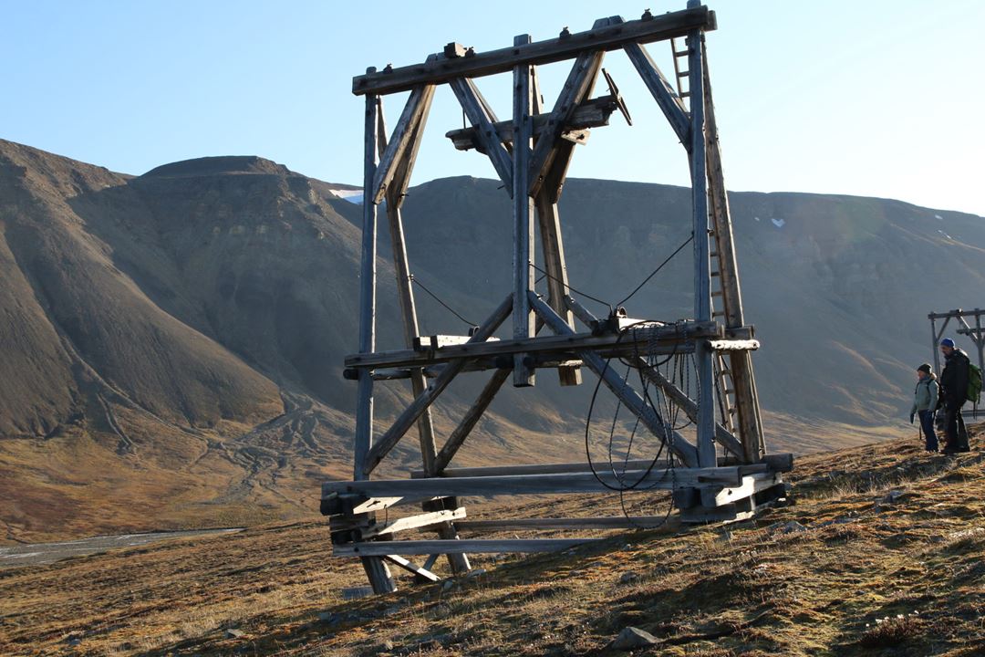 Kulturminne: Klimaendringer truer  en taubanebukk på tømmerfundament i Endalen i nærheten av Longyearbyen. Foto: Anatoly Sinitsyn