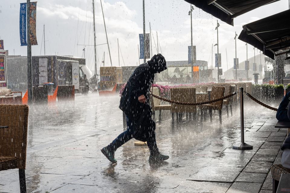 Mer og mer intenst regn er noe av det som skaper krøll for bygg og infrastruktur. Nå har forskere sett på hvordan norske kommuner er forberedt på dette i praksis. Her regner det tungt på Aker Brygge. Foto: iStock