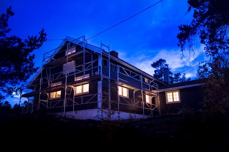 Ved tiltak i bygningskropp og samtidig omlegging til luft-til-vann-varmepumpe, kan hele 60 prosent av energibruken i bygget spares, skriver artikkelforfatterne. Illustrasjonsfoto: Luca Kleve-Ruud/Samfoto/NTB