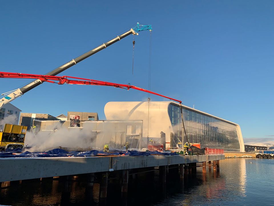 Vinterstøping med VIP-elementer på kaia ved Hotel Richard With i Stokmarknes. Med det nyutviklede systemet kan én maskin varme opp det dobbelte av arealet sammenlignet med overflateplasserte rør. Foto: Tommy Holan/Betong & Entreprenør