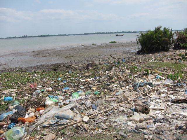 Plastsøppel langs Mekong River. 