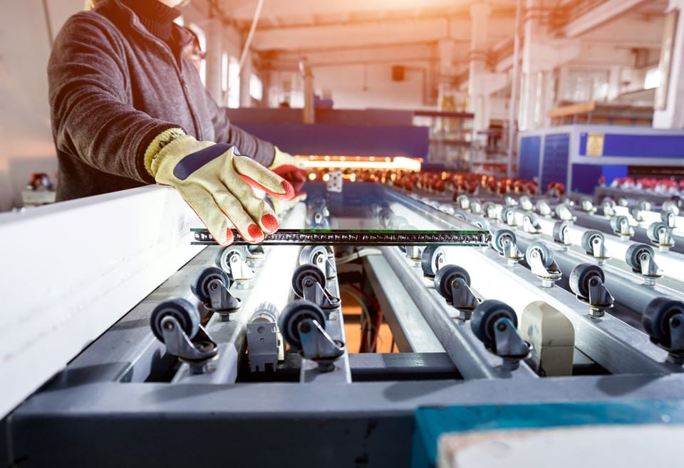 Vi har et voksende gap mellom arbeidernes kompetanse og ferdighetene som kreves i Europeisk produksjonsindustri. Her produseres det vinduer. Illustrasjonsfoto: Shutterstock