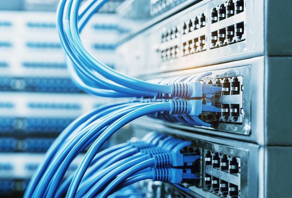 Kraftbransjen trenger enkle metoder og sjekklister som ikke-eksperter kan bruke til å analysere cyberrisiko. Det samme gjelder også i andre deler av infrastruktursektoren, skriver artikkelforfatterne. Foto: Shutterstock