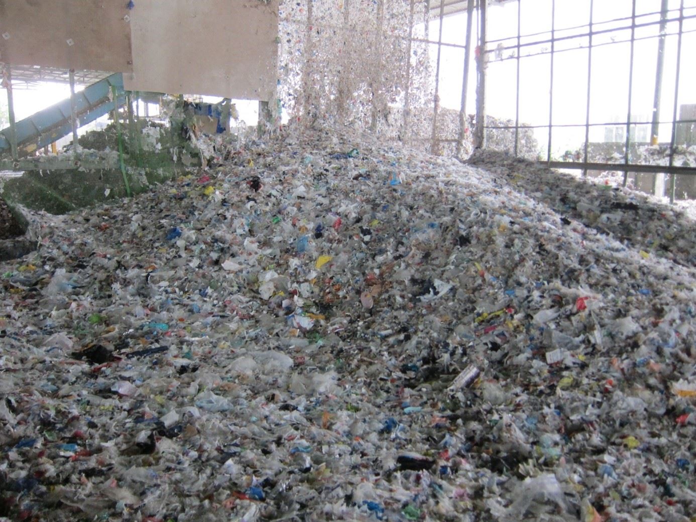 Søppelberg av plast i Vietnam