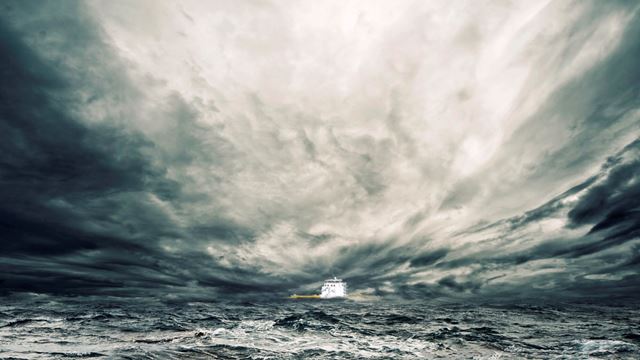 Illustrasjon av oppdrettsanlegg offshore i uvær