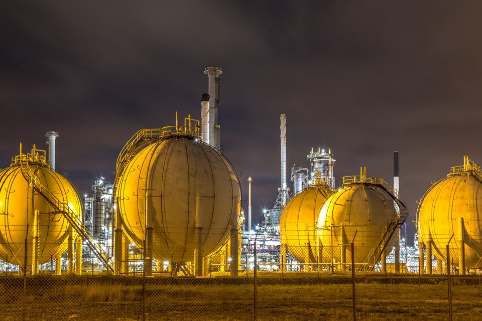 Naturgass finnes i store mengder, som her i Rotterdam. En ny teknologi kan omdanne gassen til hydrogen og fange CO2 samtidig, uten at prosessen tilføres energi utenfra. Det vekker internasjonal interesse. Illustrasjonsfoto: CreativeNature_nl/iStock