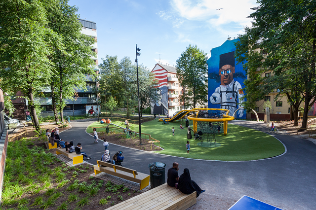 Sørli lekepark midt i Oslo med veggmalerier og grøntområder rundt. 