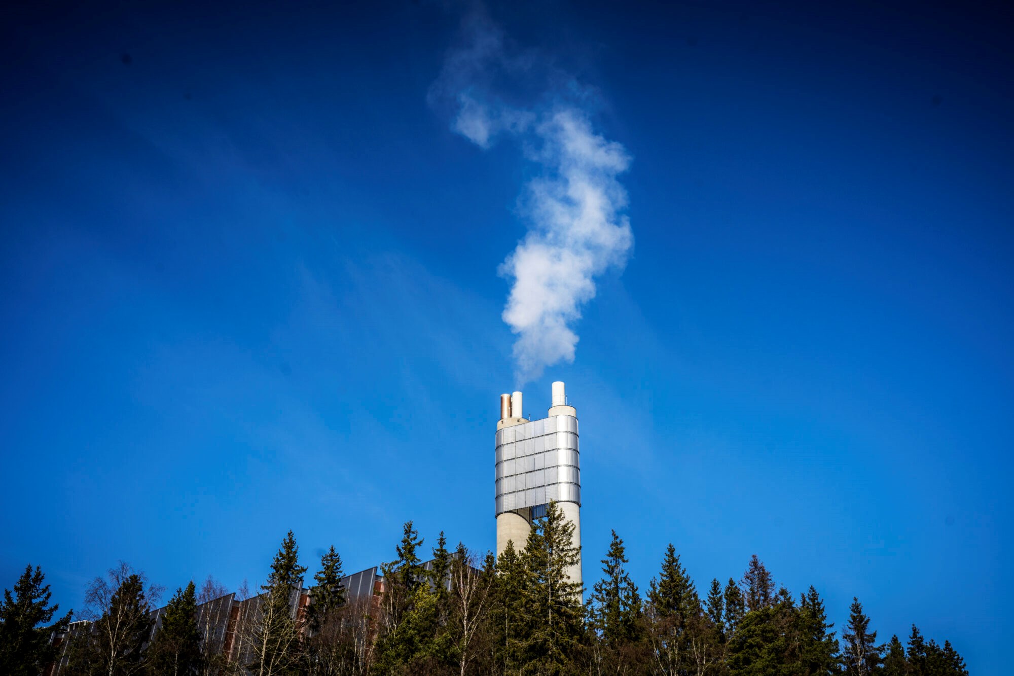 Settes "Mikroenergisystem Furuset" ut i livet, skal sommeroverskudd av varme fra avfallsforbrenningen på Klemetsrud (bildet) utnyttes til å varme opp en bydel på vinterstid. Systemet vil bli bygd og styrt slik at uttaket av både energi og effekt (energibruk per øyeblikk) fra det omkringliggende energisystemet vil minke, skriver artikkelforfatterne. Foto: Ole Berg-Rusten/NTB