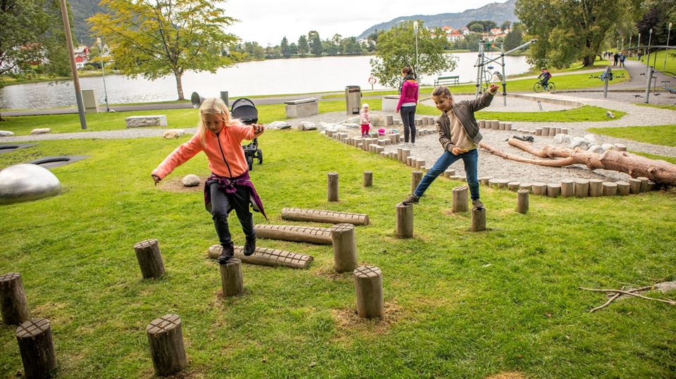 Tveiteparken i Bergen er et variert uteområde som brukes av mange aldersgrupper. Lekeplassen fungerer som samlingspunkt i et populært turområde. Foto: Barn i Byen/Siri Breistein