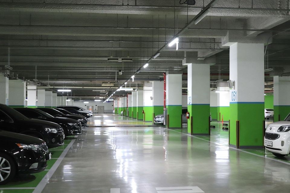 Bilene er blitt større, da må parkeringsplassene bli det også. Foto: Pixabay