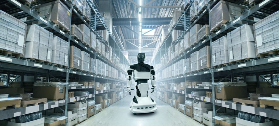 Vi skal ikke kaste ut robotene. Men mennesket må komme mer på banen enn først antatt i framtidas industri og produksjonslinjer, mener forskere. Illustrasjonsfoto: iStock