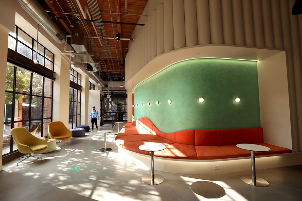 Spotify, en ettertraktet arbeidsgiver, har skjønt viktigheten av gode pauser, skriver kronikkforfatterne. Bildet er fra selskapets hovedkvarter i Los Angeles. Foto: Genaro Molina, Polaris/NTB