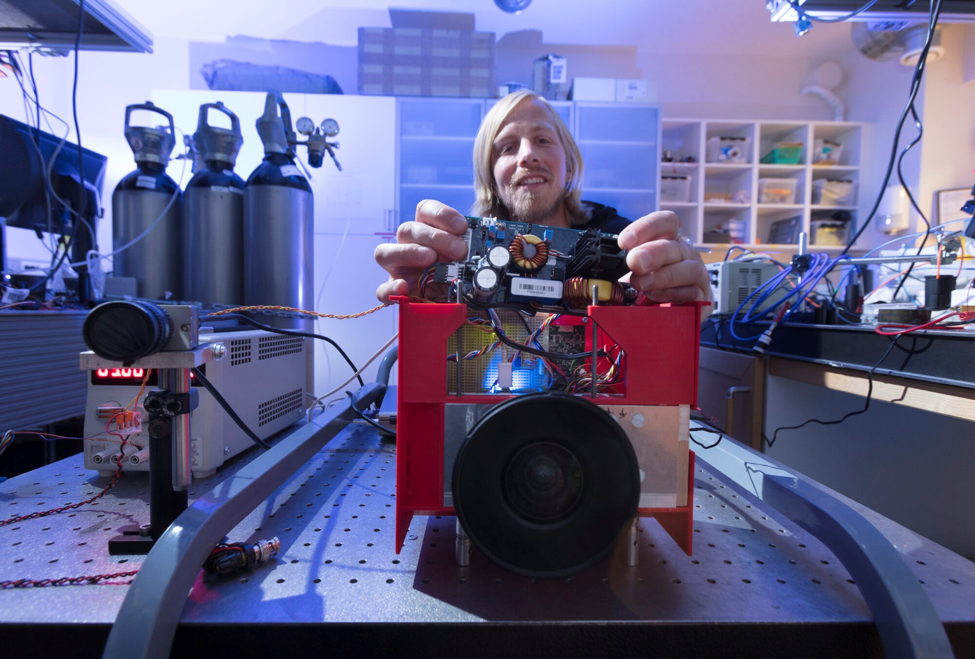 Jostein Thorstensen har godt håp om at SINTEFs 3D-kamera blir å finne ute i verdensrommet i overskuelig fremtid. Her er han i laben. Foto: Werner Juvik