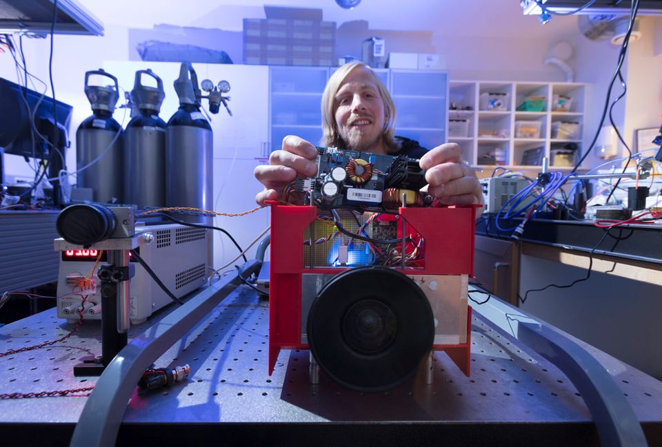Jostein Thorstensen har godt håp om at SINTEFs 3D-kamera blir å finne ute i verdensrommet i overskuelig fremtid. Her er han i laben. Foto: Werner Juvik