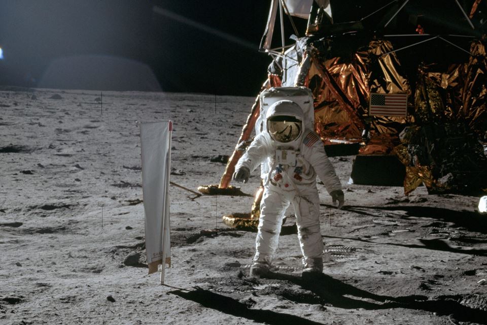 Buzz Aldrin vasser i oksygen på månen 20. juli 1969. Foto: NASA