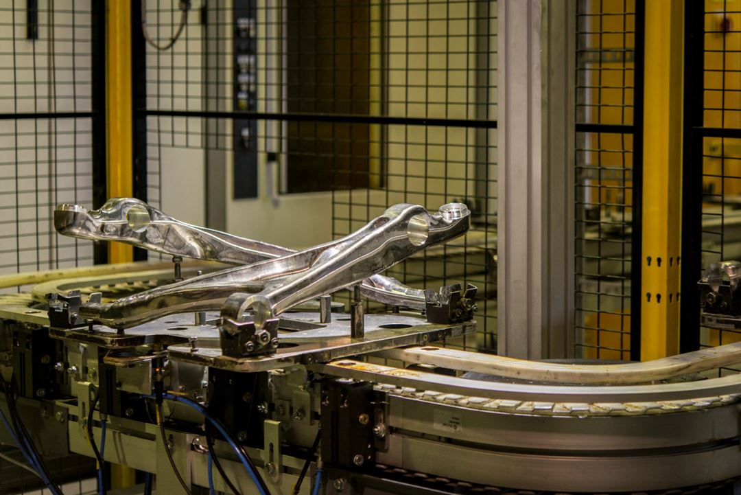 Hjuloppheng støpt i aluminmium sparer ett ledd i produksjonslinja. Foto: Hydro