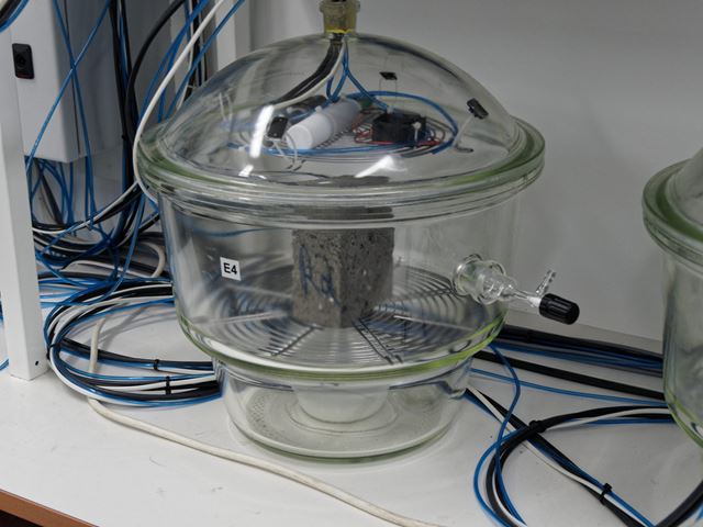 Betongkloss i glasskrukke på laboratoriet. Her måles hvor mye co2 betongen avgir.
