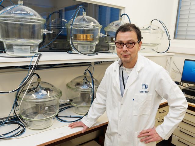 SINTEF-forsker Christian John Engelsen i laboratoriet hvor det forskes på betong og dens egenskaper. Foto: Georg Mathisen