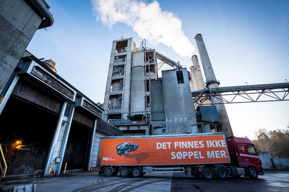 Verden trenger systemer for innsamling, transport og lagring av CO2, og dette ser vi nå starten på i Norge ved at stat og industri sammen har startet prosjektet Langskip, skriver artikkelforfatterne. Som et ledd i prosjektet skal CO2 fanges her på Norcems sementfabrikk i Brevik. Foto: Heiko Junge / NTB