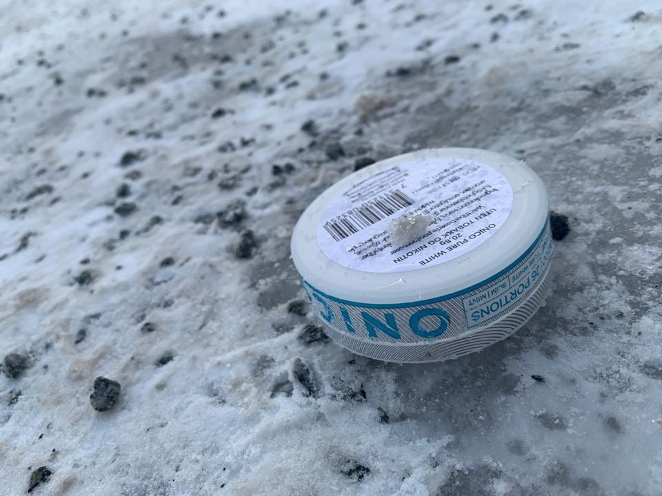 Hvert år selges det over 100 millioner snusbokser i Norge. Mange blir liggende og slenge som søppel. Foto: Christina Benjaminsen