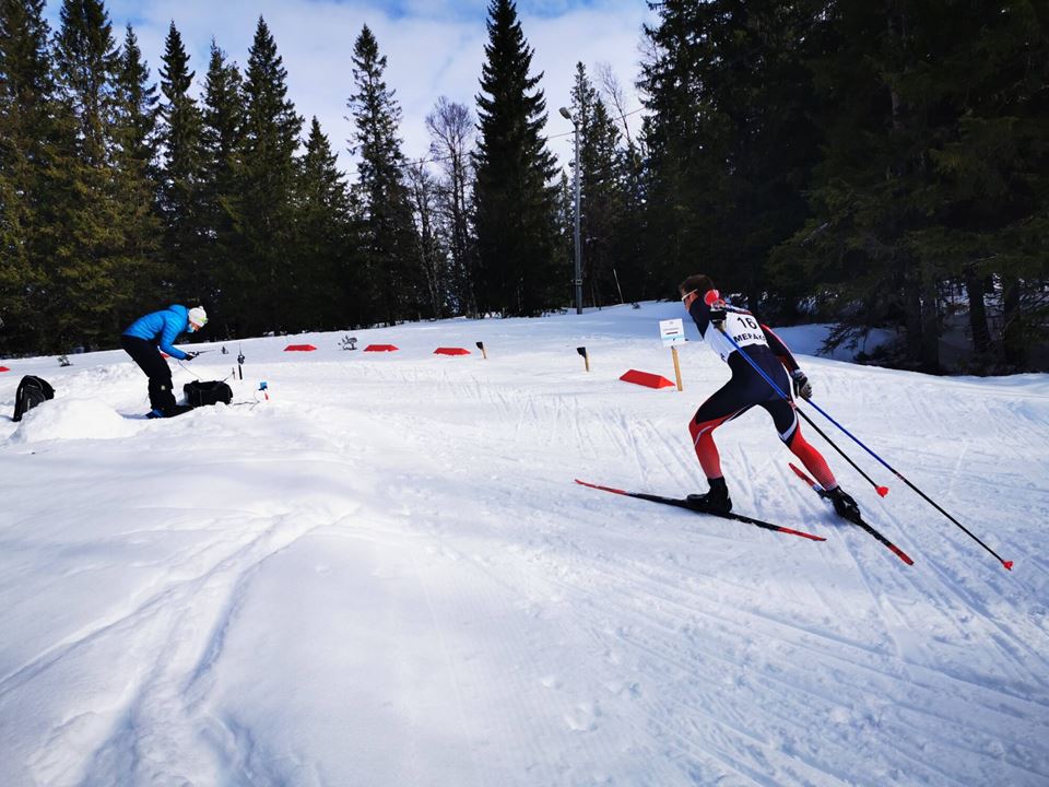 Her er Jacob Verdenius på vei opp bakken, mens Jonatan Engdahl fra Nord Universitet sørger for at fotocelle-målingene blir korrekte. Foto: SINTEF