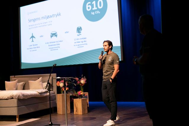 Forsker Mathias Irgens i SINTEF presenterer prosjektet som skal halvere klimaavtrykket til en seng. 