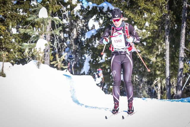 Forsker Trine Seeberg i SINTEF bruker sensorer for å forske på langrenn. Her er hun i løypa under Birken. Foto: Håvard Holmedal