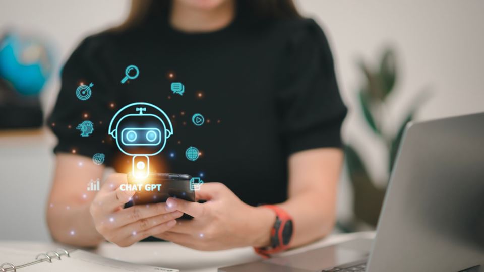 NYTTIG VERKTØY ELLER INVITT TIL JUKS? – I debatten om ChatGPT har en rekke lærere ropt høyt etter nasjonale retningslinjer for bruk. Det er litt uvant tone fra en profesjon som ellers ikke er så begeistret for styring ovenfra, skriver Siw Olsen Fjørtoft. Foto: Florence Lo / Reuters / NTB