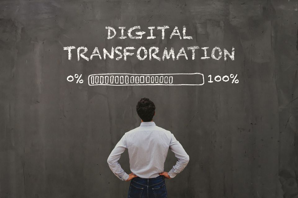 Digitalisering og digital transformasjon er begreper som blir kastet rundt og brukt om hverandre, om det er i stortingsmeldinger, i konsulentrapporter, eller i media. I denne bloggen forklarer forskerne Rasmus Ulfsnes og Nils Brede Moe i SINTEF forskjellen.
