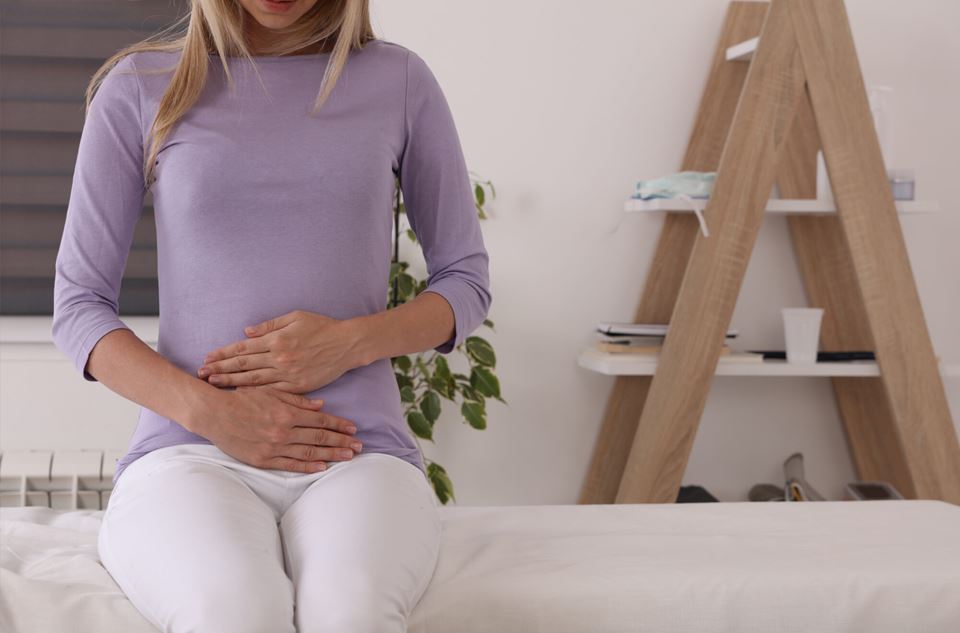 «Sykdommen har mange likhetstrekk med kreft, selv om den ikke er dødelig. Men om den ikke tar liv, kan den gi invalidiserende smerter», skriver kronikkforfatterne fra SINTEF om endometriose. Foto: Albina Gavrilovic/Shutterstock