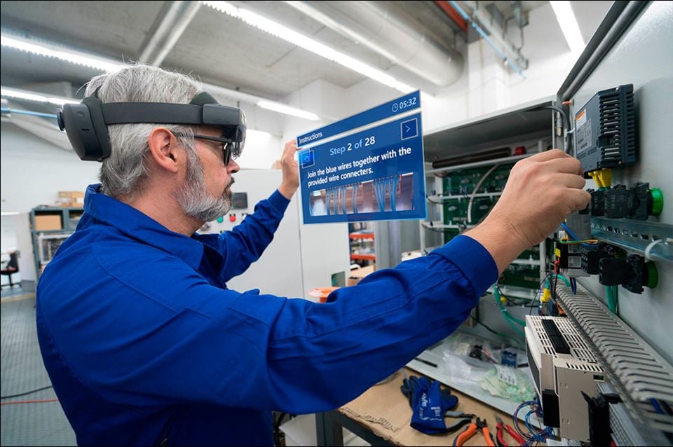 Utenfor brillene er jobben som skal gjøres, og på innsiden kommer det opp instruksjoner i tekst og bilder. Foto: KIT-AR