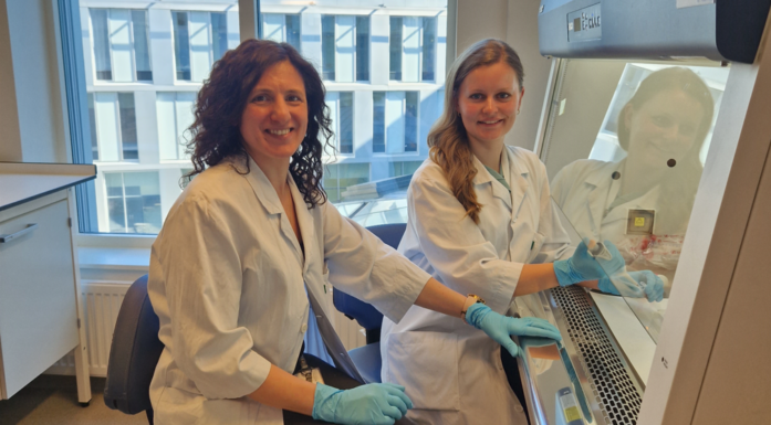 Camilla Wolowczyk (til høyre) er postdoc i prosjektet og jobber med det som kalles &quot;fagocyte targeting&quot;  sammen med forsker Miriam Giambelluca hos NTNU. Foto: SINTEF