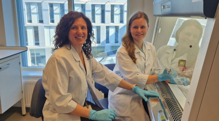 Camilla Wolowczyk (til høyre) er postdoc i prosjektet og jobber med det som kalles "fagocyte targeting" sammen med forsker Miriam Giambelluca hos NTNU. Foto: SINTEF