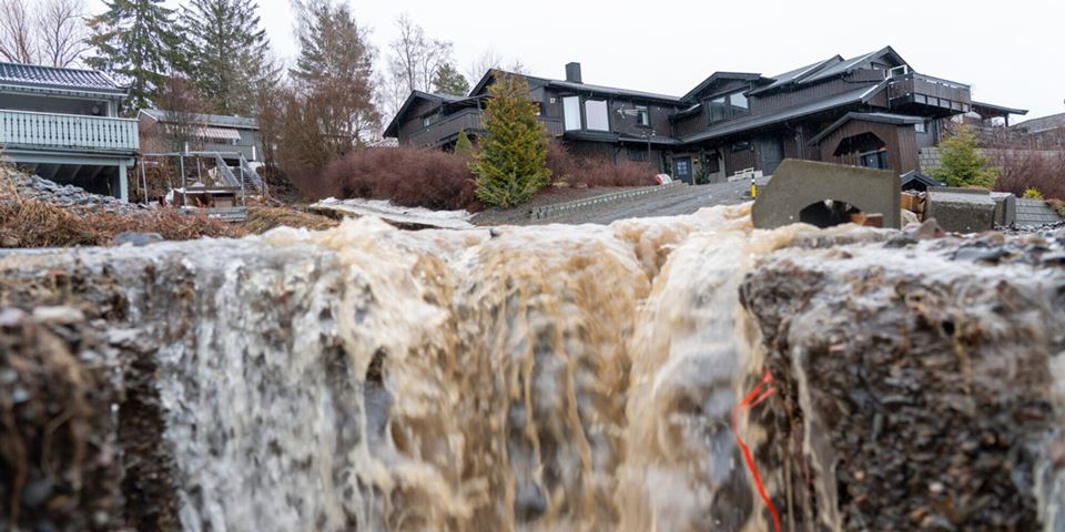 Uka etter påske forsøkte Statens vegvesen å begrense skader etter at regnvær og is ga vann på avveie fra elven Vismunda, som renner under E6 ved Biri i Innlandet. (Foto: Terje Pedersen/NTB)
