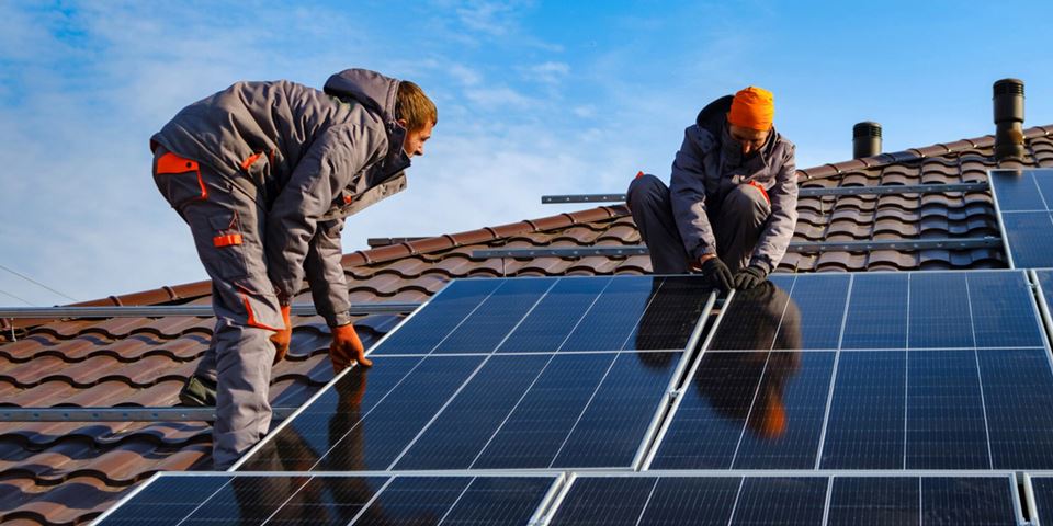 Regjeringens nye ordning legger opp til at finansieringen av solkraftutbyggingen skal dekkes gjennom redusert nettleie. Det er problematisk, skriver kronikkforfatterne. Illustrasjonsfoto: Shutterstock