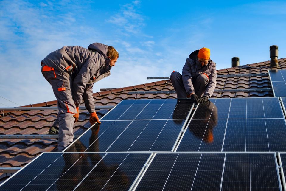 Regjeringens nye ordning legger opp til at finansieringen av solkraftutbyggingen skal dekkes gjennom redusert nettleie. Det er problematisk, skriver kronikkforfatterne. Illustrasjonsfoto: Shutterstock