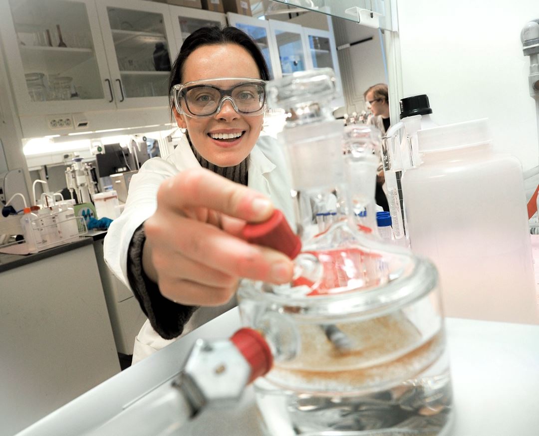 Elbilbatterier. Bildet viser masterstudent Lejla Buzaljko i laboratoriet.