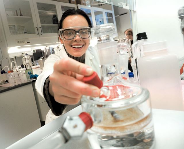 Elbilbatterier. Bildet viser masterstudent Lejla Buzaljko i laboratoriet.
