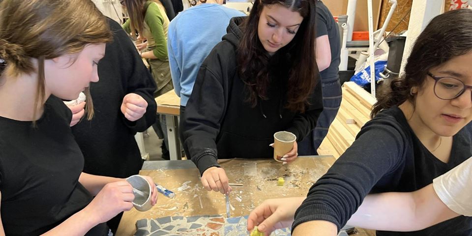 Ungdommene fra Bjølsen skole bruker gamle fliser og teglstein til å skape noe nytt. Foto: Kathrine Nitter / SINTEF