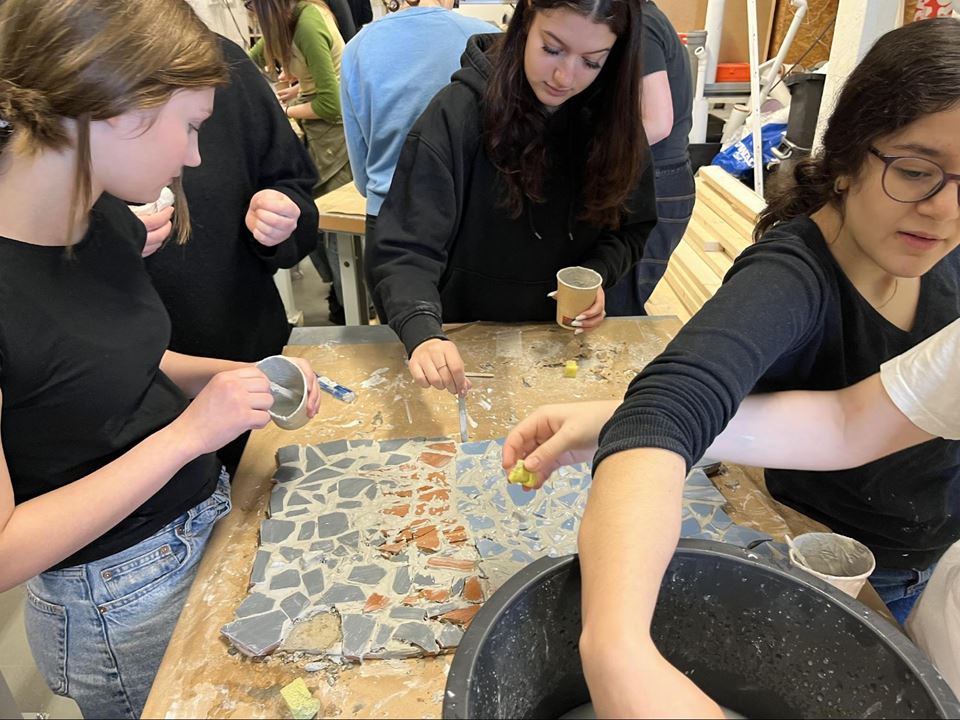 Ungdommene fra Bjølsen skole bruker gamle fliser og teglstein til å skape noe nytt. Foto: Kathrine Nitter / SINTEF