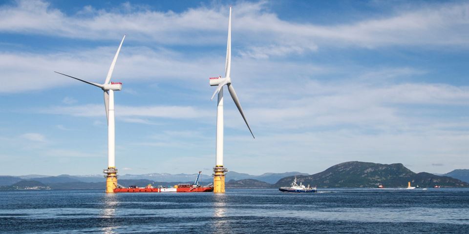 Dersom havvindparkene fordeles langsetter Norges utstrekning, får vi bedre tilpasning til forbruket og en utglatting av effektvariasjonene, skriver artikkelforfatteren. Her slepes to flytende vindturbiner ut fra Stord i 2017 med kurs for verdens første flytende vindpark, Hywind Scotland Pilot Park. Foto: Terje Aase/Shutterstock