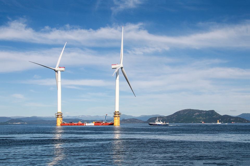 Dersom havvindparkene fordeles langsetter Norges utstrekning, får vi bedre tilpasning til forbruket og en utglatting av effektvariasjonene, skriver artikkelforfatteren. Her slepes to flytende vindturbiner ut fra Stord i 2017 med kurs for verdens første flytende vindpark, Hywind Scotland Pilot Park. Foto: Terje Aase/Shutterstock