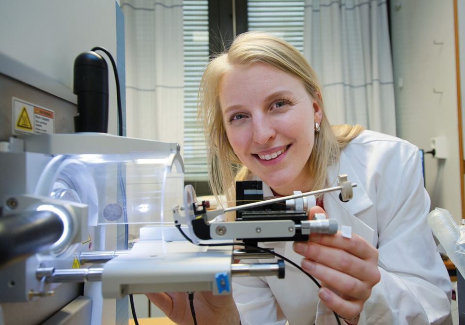 SINTEF-forsker Frøydis Sved Skottvoll i laben. Hun fattet tidlig interesse for såkalte organoider og for mikrosystemene som gjør det mulig å erstatte "forsøkskaniner", for å nevne noe. Foto: Yngve Vogt
