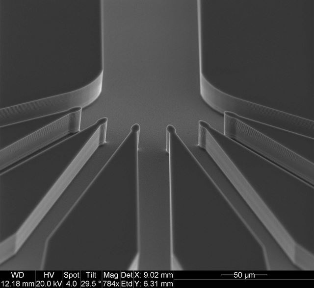 Dette er en av de mikroskopiske strukturene som har blitt til i laboratoriet til SINTEF. Kanalene på bildet er bare noen mikrometer dype og brede. Foto: SINTEF