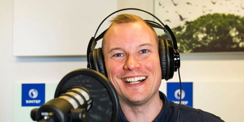 Aksel Faanes Persson er vert i podkasten Smart Forklart som handler om forskning og teknologi. Her presenterer Gemini noen av de siste og mest aktuelle episodene. Foto: Karoline Ravndal Lorentzen