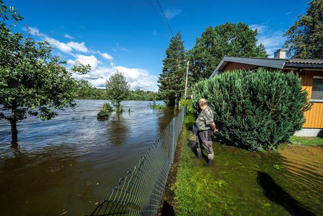 Bildet viser et bolighus i flomvann