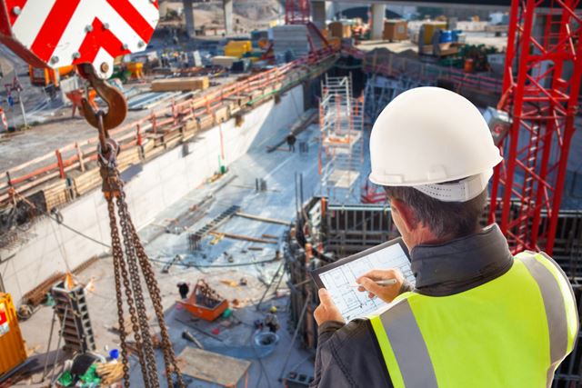 Styrtregn setter ingeniørene under etisk press. Bildet viser en ingeniør på en byggeplass