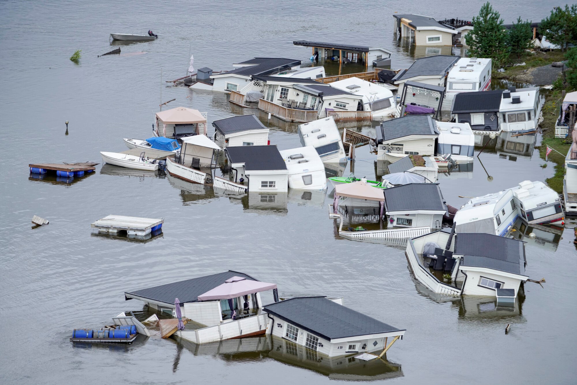 "Det er dyrt å spare seg til fant": Flommen Hans aktualiserer budskapet om klimatilpasning og kostnader. Dette er en campingplass i Aurdal/Bagn etter at Hans "var på visitt". Foto: Ole Berg-Rusten/NTB
