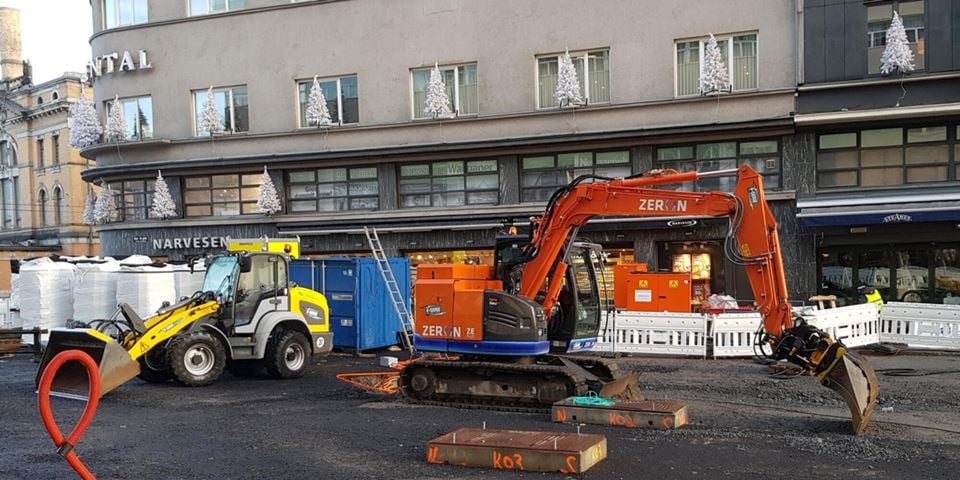 Ikke lenger kun i byen: Her er elektriske anleggsmaskiner på jobb på en byggeplass i Oslo. Fordelen er mindre støy og mindre forurensing. Nå skal slike maskiner også 
bli tilgjengelige "offgrid". Foto: SINTEF