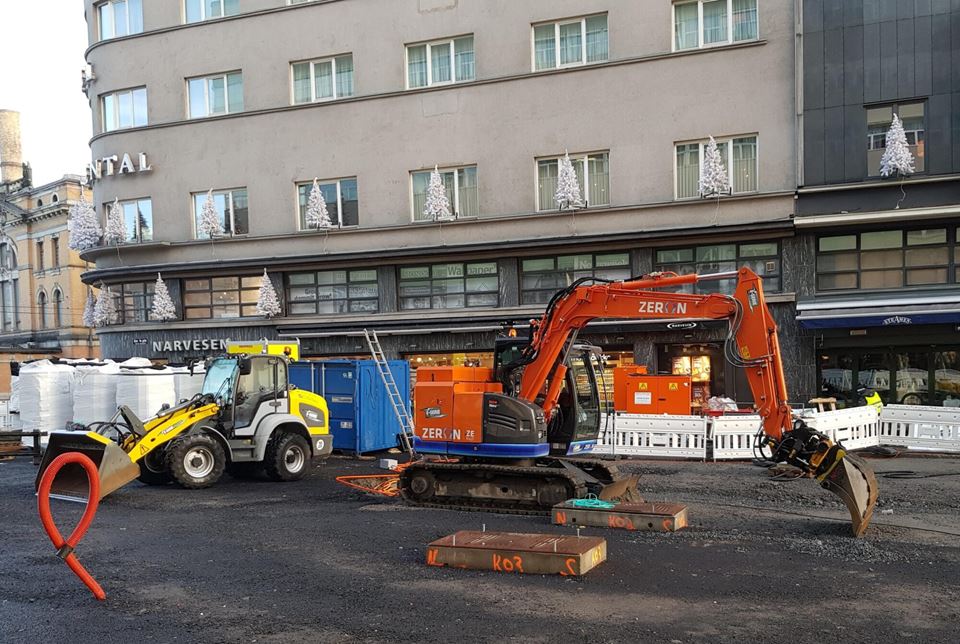 Ikke lenger kun i byen: Her er elektriske anleggsmaskiner på jobb på en byggeplass i Oslo. Fordelen er mindre støy og mindre forurensing. Nå skal slike maskiner også 
bli tilgjengelige "offgrid". Foto: SINTEF